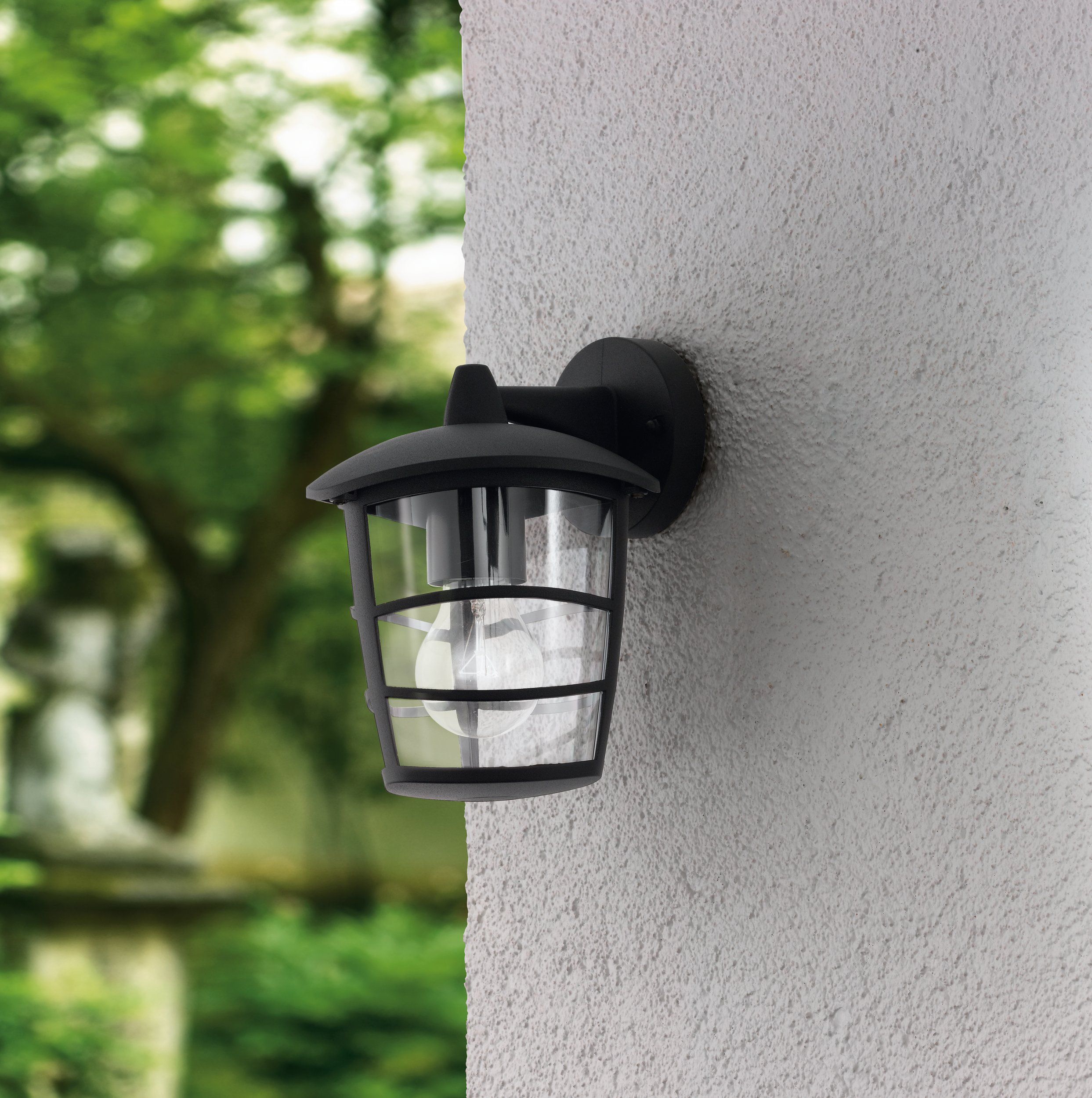 ALORIA - Applique - E27 1X60W - Struttura in alluminio fuso / finitura nero; Diffusore in plastica / finitura chiaro; Dotazione per installazione angolare  ; IP44;
L170 x 190 H225