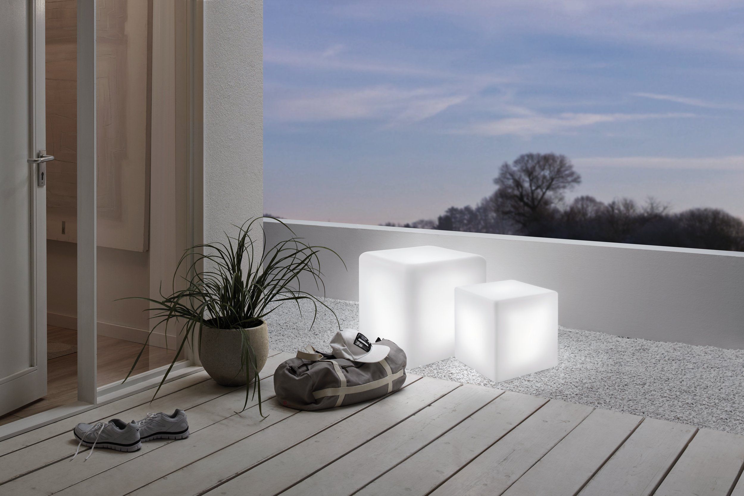 BOTTONA - Piantana - E27-LED 1X15W - Struttura in plastica / finitura bianco; IP65;
L400 x 400 H400