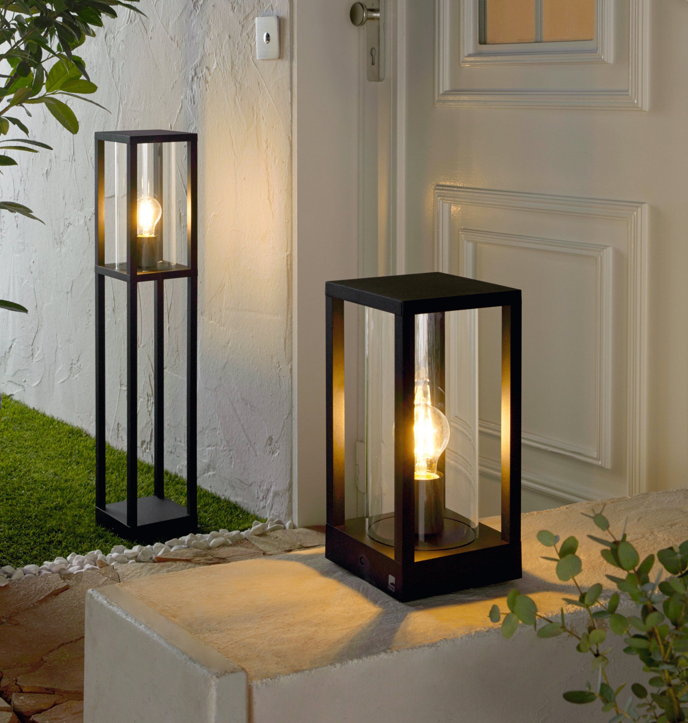 CASCINETTA - Paletti basso - E27 1X40W - Struttura in alluminio fuso / finitura nero; Diffusore in vetro / finitura chiaro; IP54;
L150 x 150 H305