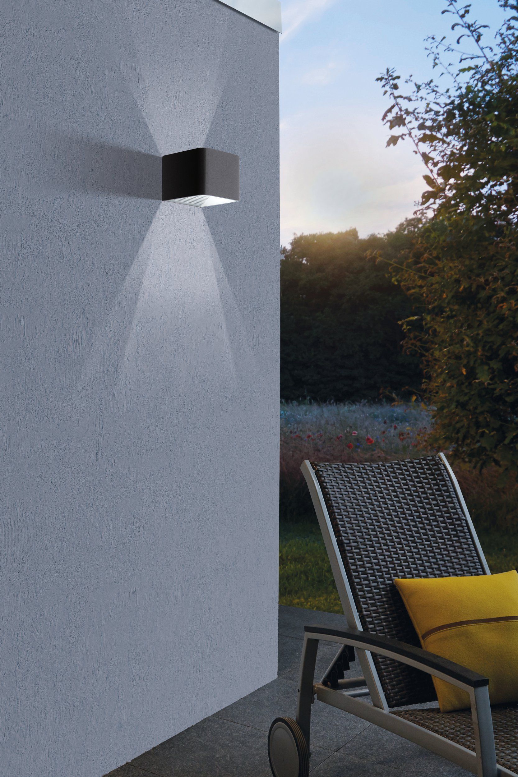 DONINNI 1 - Applique - LED 6,2W 3000K 550Lm inclusa - Struttura in alluminio / finitura antracite; Diffusore in plastica / finitura bianco; IP55;
L135 x 120 H75